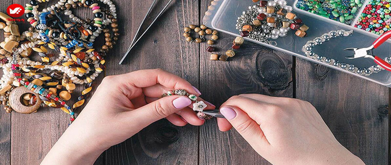 سازنده زیورآلات چوبی