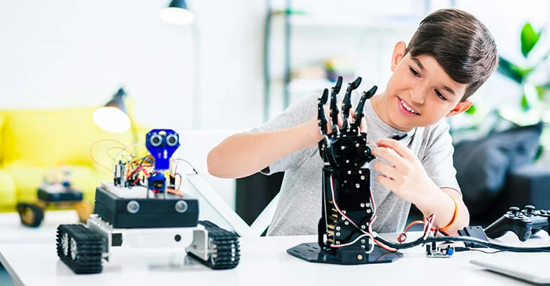 دوره‌های فنی و حرفه‌ای رباتیک و فناوری اطلاعات در مراکز آزاد